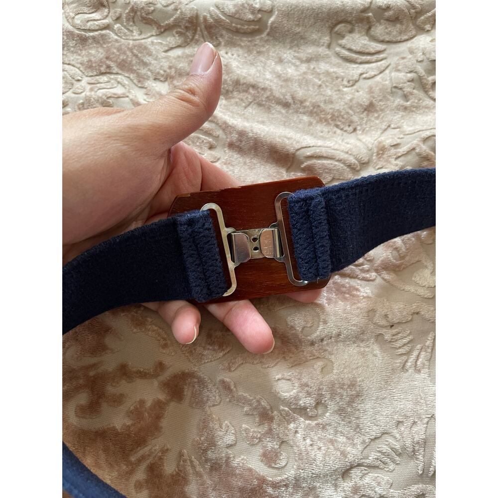 Vintage women’s navy stretchy belt with wooden sun engraved buckle s-m - Picture 3 of 5